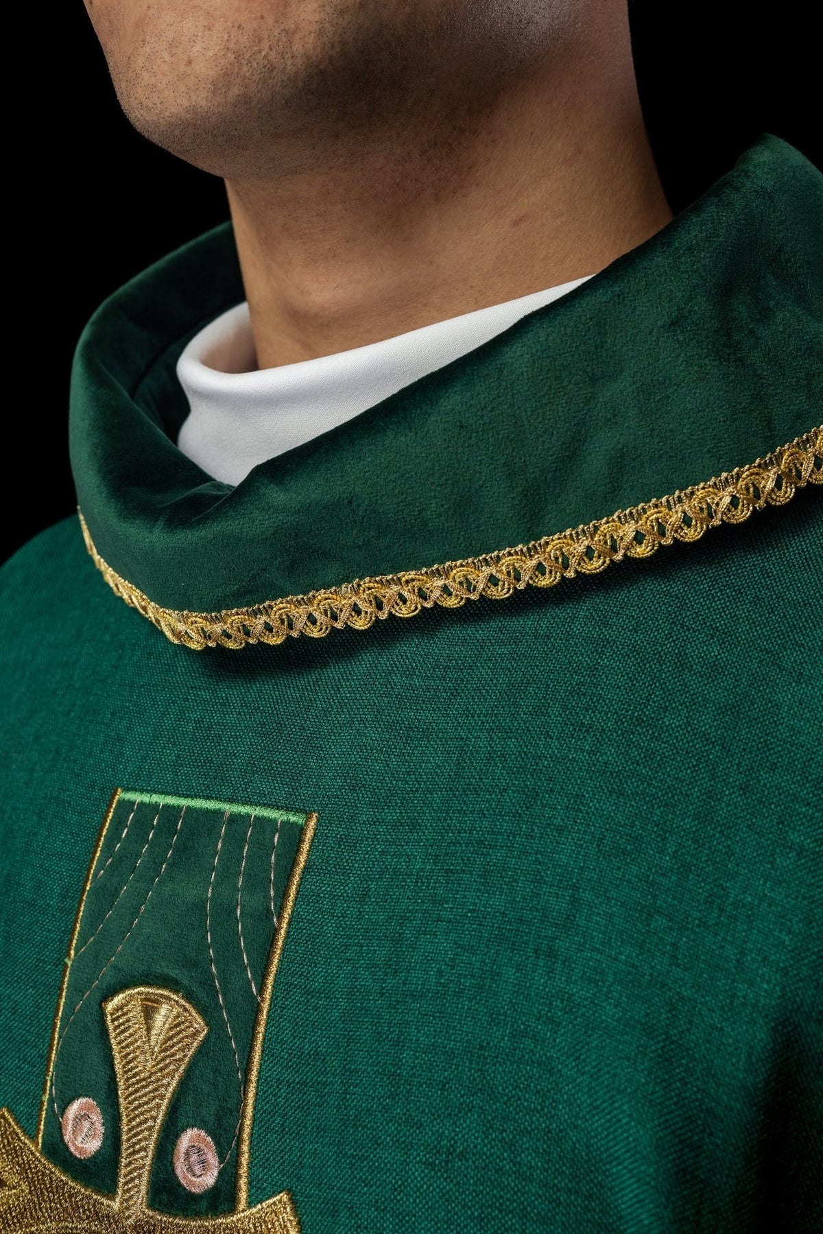 Messgewand mit grünem Stoff, goldener Kragenborte und Kreuzstickerei, Detailansicht
