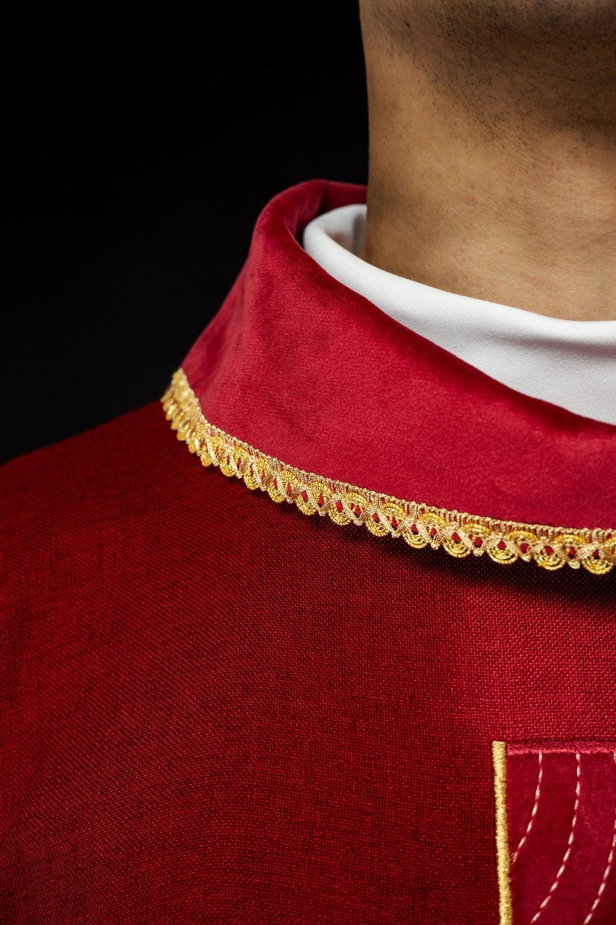 Rotes Messgewand mit goldener Kragenborte, Nahaufnahme