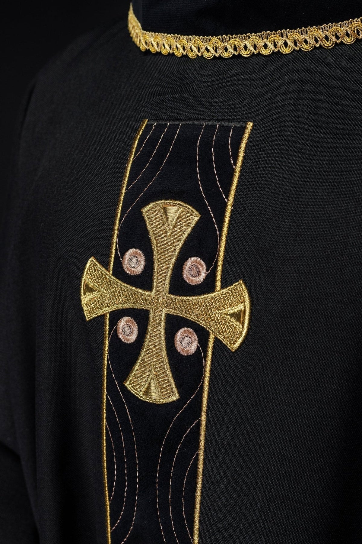 Messgewand von hinten mit goldener Kragenpaspel und Kreuzstickerei