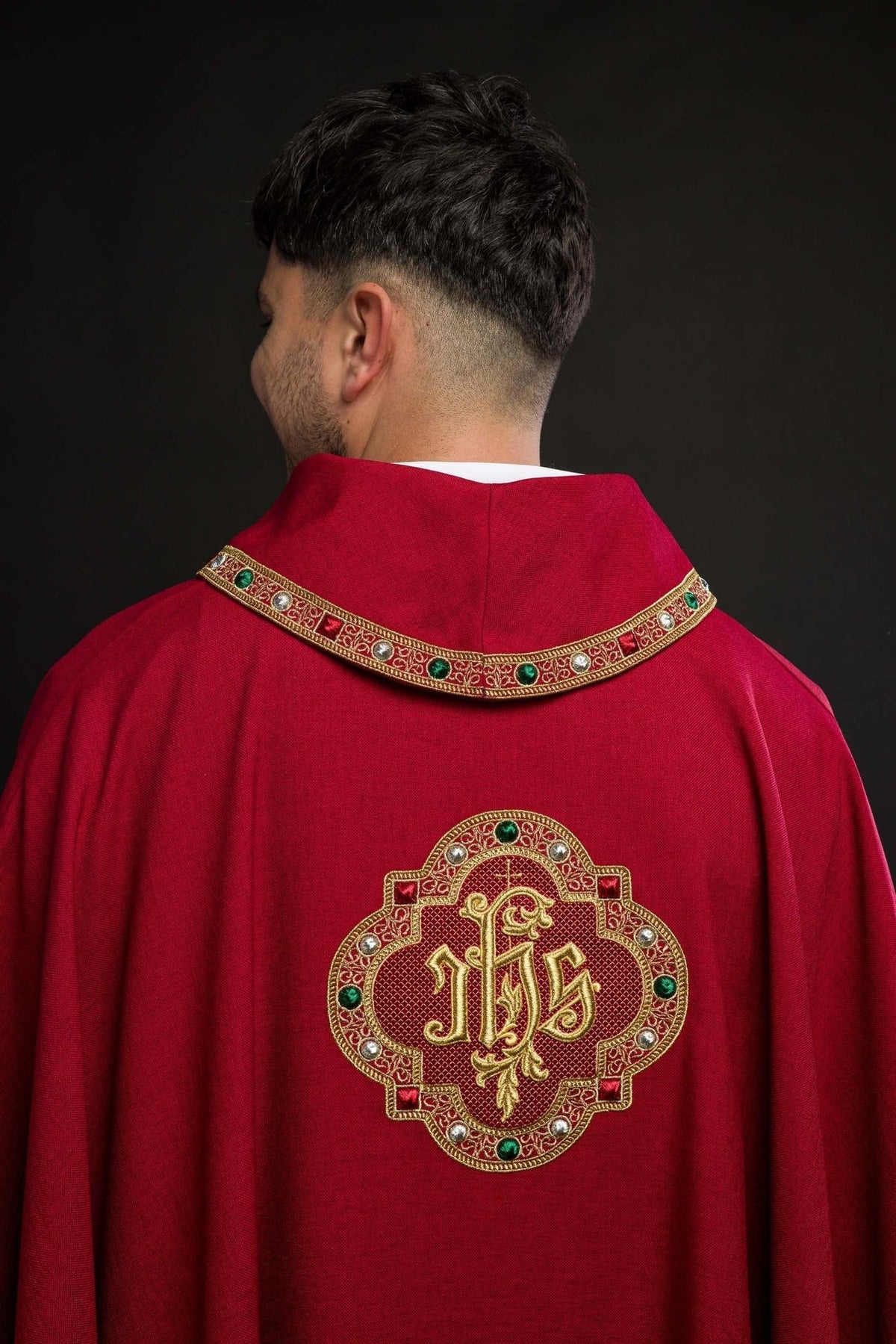 Rotes Messgewand mit IHS-Stickerei und farbigem Kragen von hinten