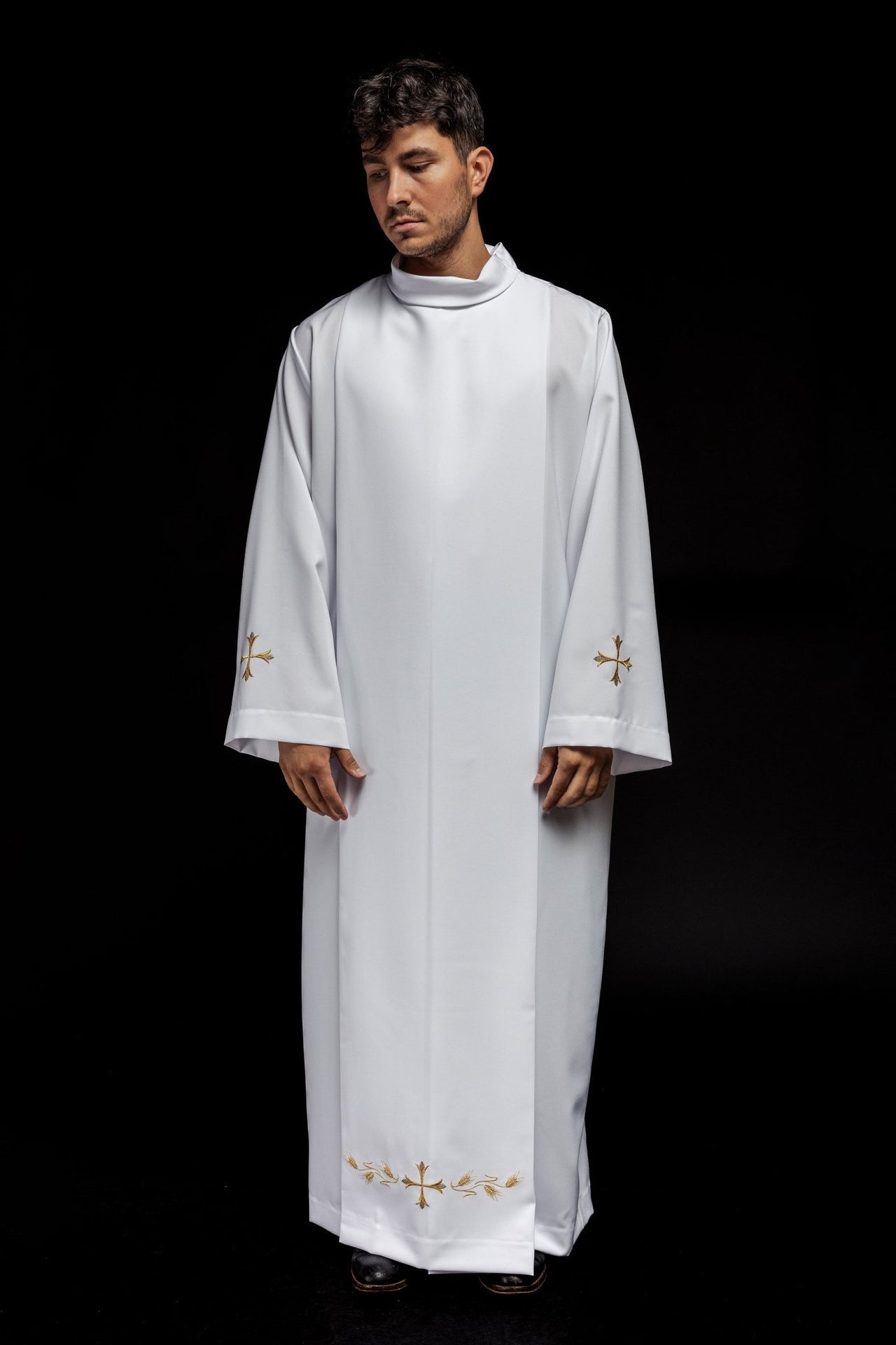 Schlichtes Priestergewand mit Rollkragen und Kreuzstickerei Weiß - MESSGEWANDER.DE