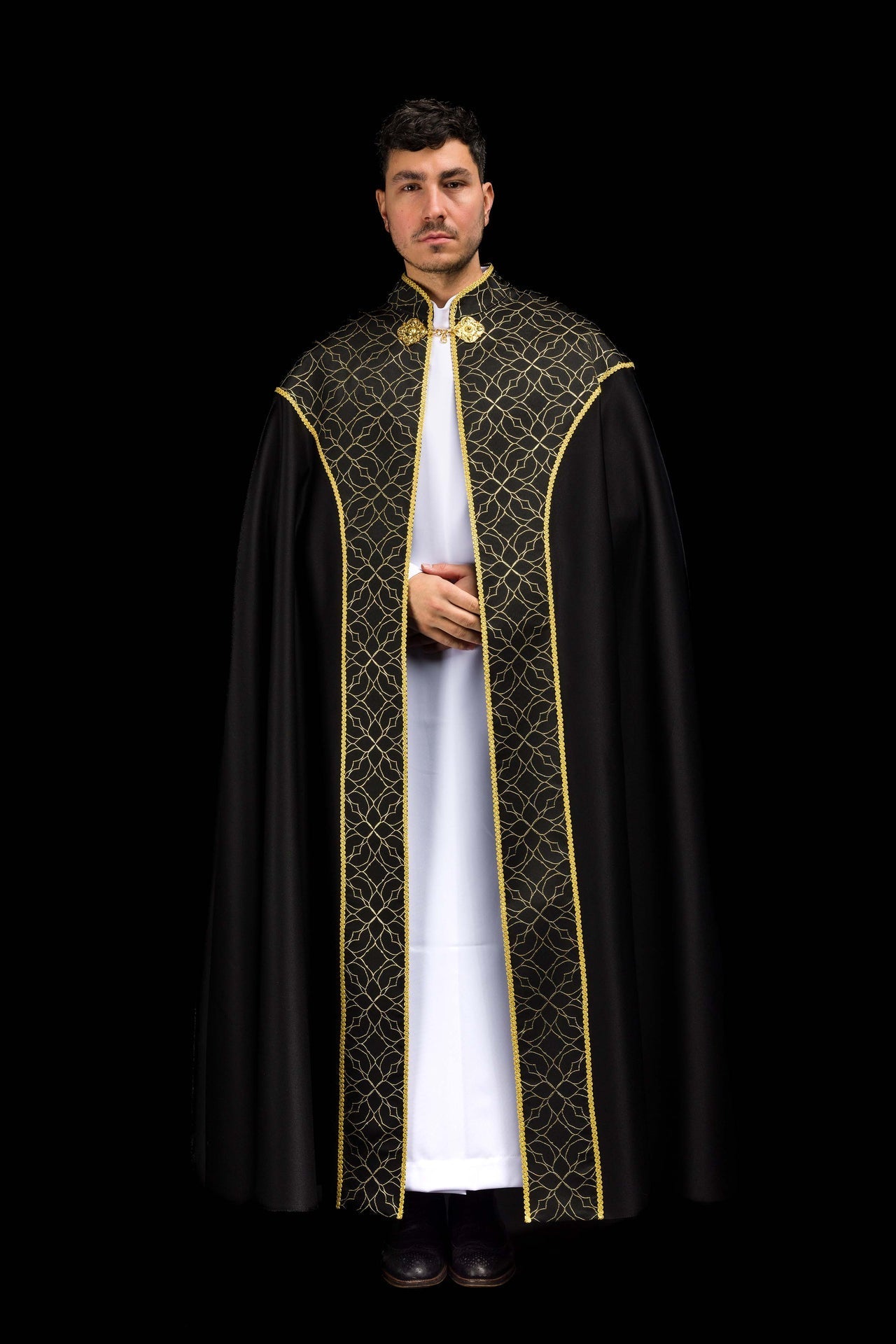 Schwarze bestickte liturgische Chorkappe mit Jacquardstoff verziert - MESSGEWANDER.DE