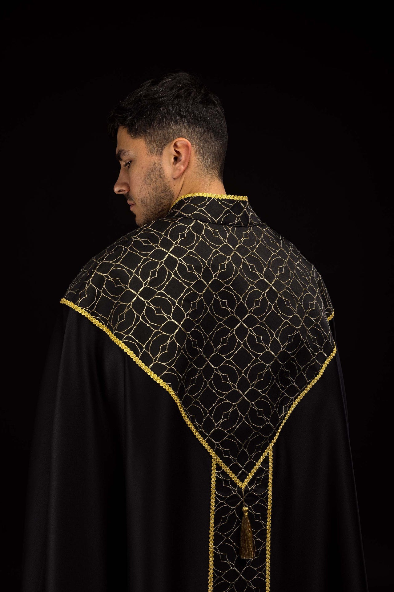 Schwarze bestickte liturgische Chorkappe mit Jacquardstoff verziert - MESSGEWANDER.DE