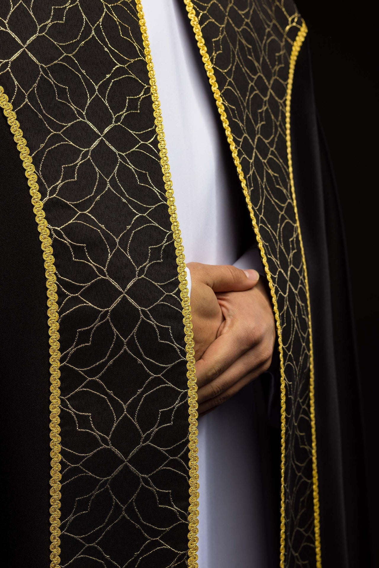Schwarze bestickte liturgische Chorkappe mit Jacquardstoff verziert - MESSGEWANDER.DE