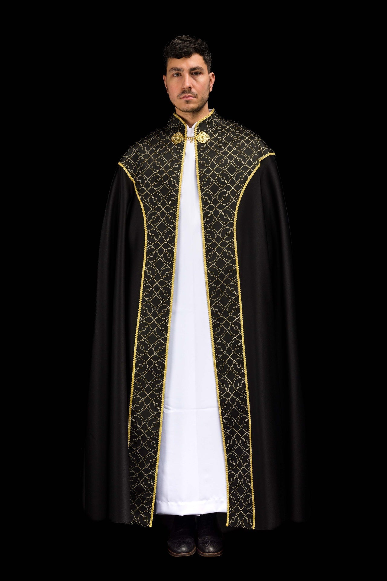 Schwarze bestickte liturgische Chorkappe mit Jacquardstoff verziert - MESSGEWANDER.DE