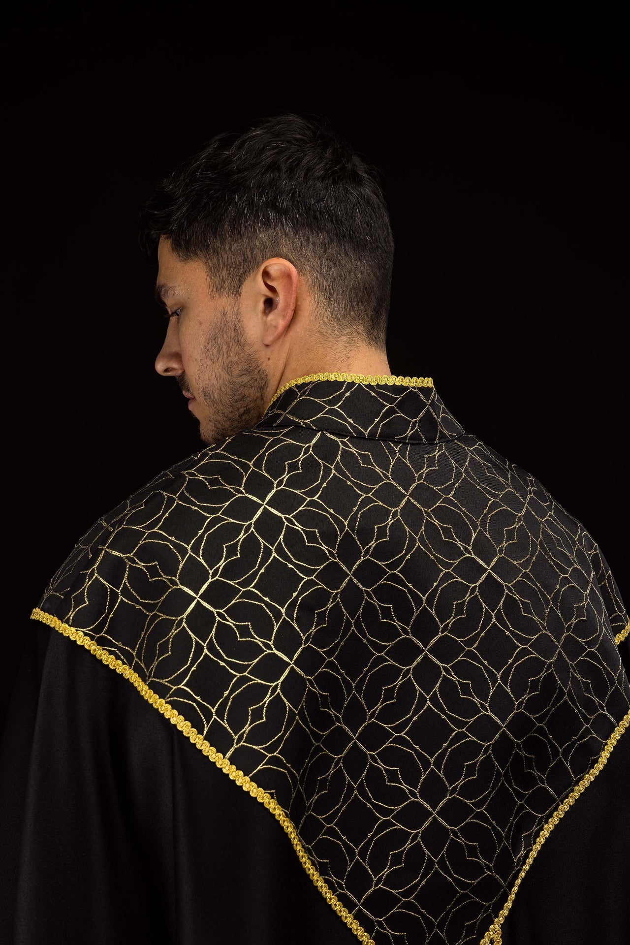 Schwarze bestickte liturgische Chorkappe mit Jacquardstoff verziert - MESSGEWANDER.DE