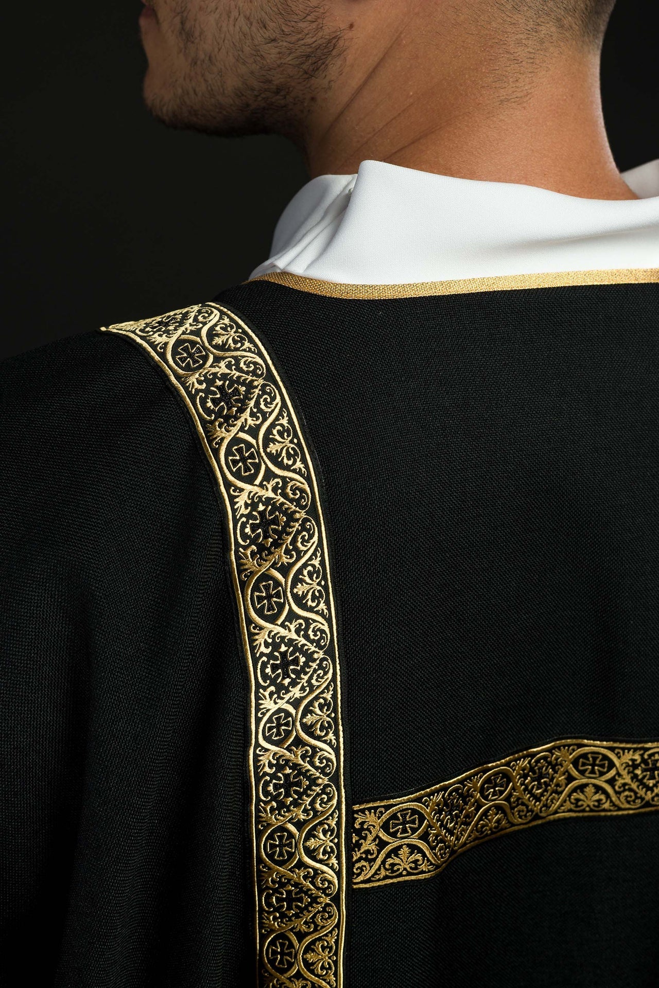Schwarze Dalmatika verziert mit goldenen Jacquardbändern - MESSGEWANDER.DE