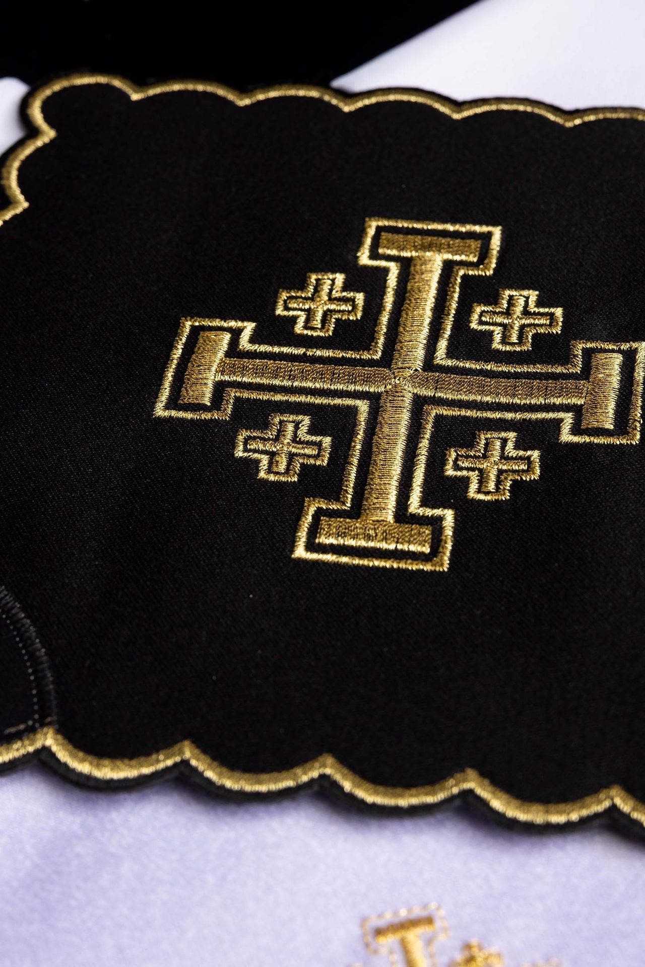 Schwarzes Kalchwäsche set mit goldener Stickerei der Jerusalemer Kreuzes - MESSGEWANDER.DE