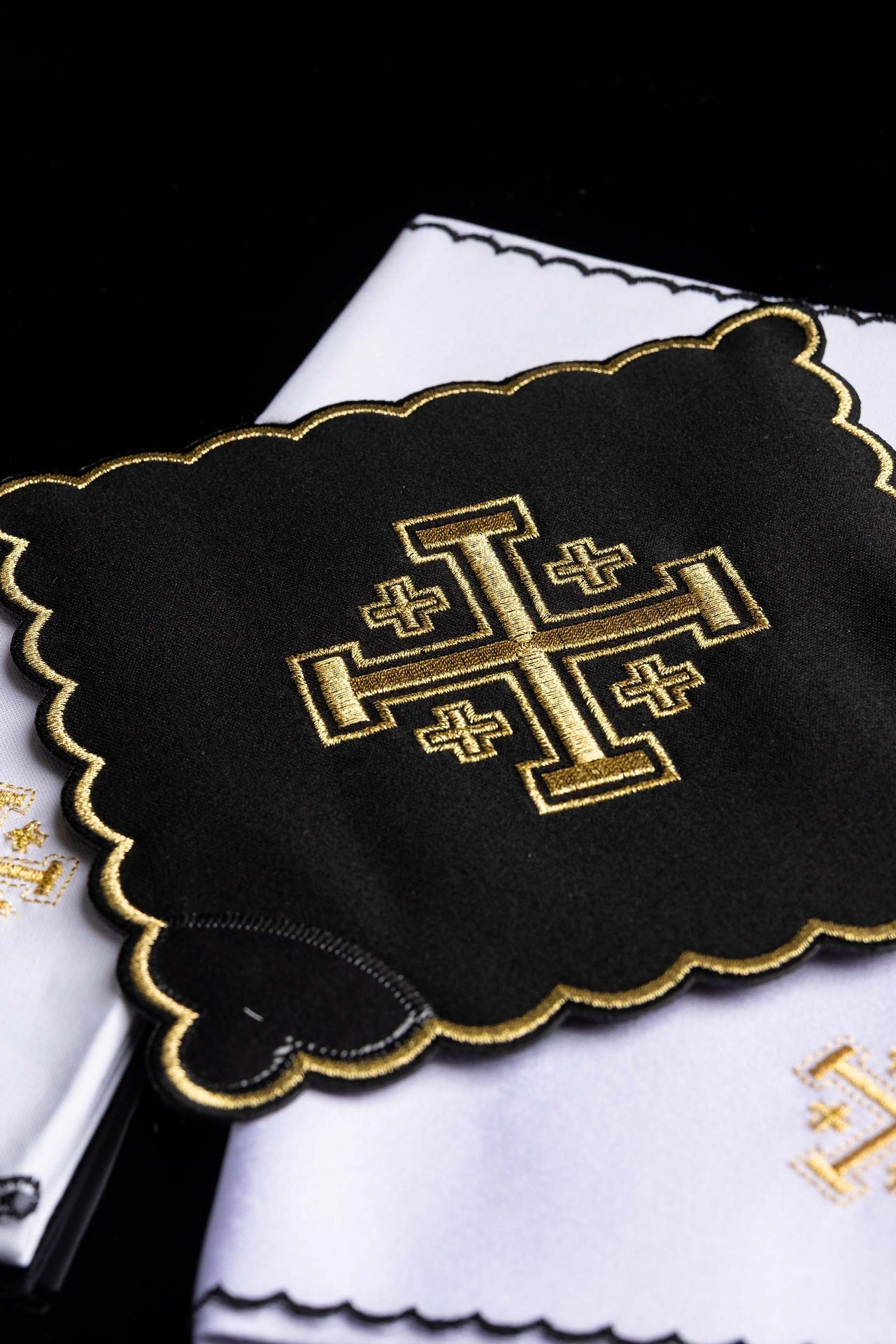 Schwarzes Kalchwäsche set mit goldener Stickerei der Jerusalemer Kreuzes - MESSGEWANDER.DE