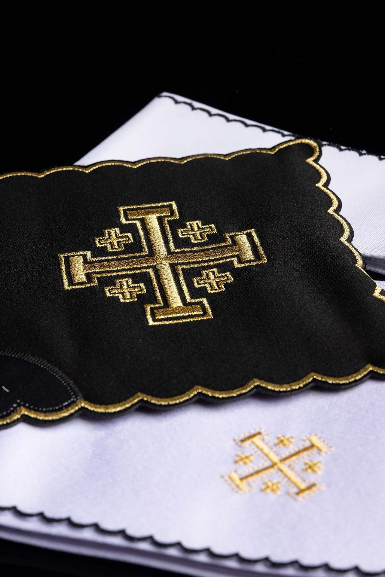 Schwarzes Kalchwäsche set mit goldener Stickerei der Jerusalemer Kreuzes - MESSGEWANDER.DE