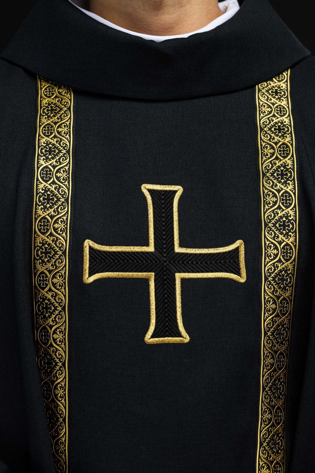 Schwarzes liturgisches Messgewand mit gesticktem Kreuz und Jacquardbändern - MESSGEWANDER.DE