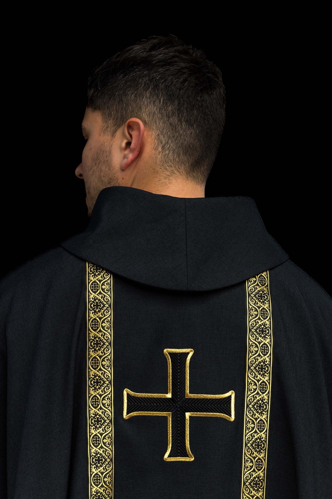 Schwarzes liturgisches Messgewand mit gesticktem Kreuz und Jacquardbändern - MESSGEWANDER.DE