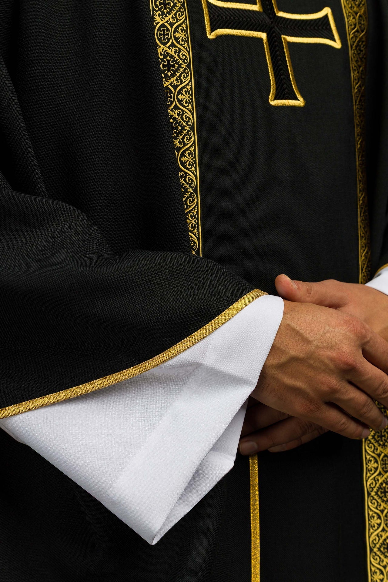 Schwarzes liturgisches Messgewand mit gesticktem Kreuz und Jacquardbändern - MESSGEWANDER.DE