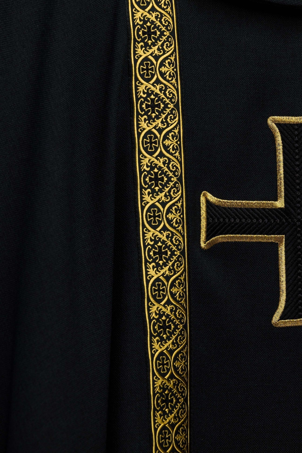 Schwarzes liturgisches Messgewand mit gesticktem Kreuz und Jacquardbändern - MESSGEWANDER.DE