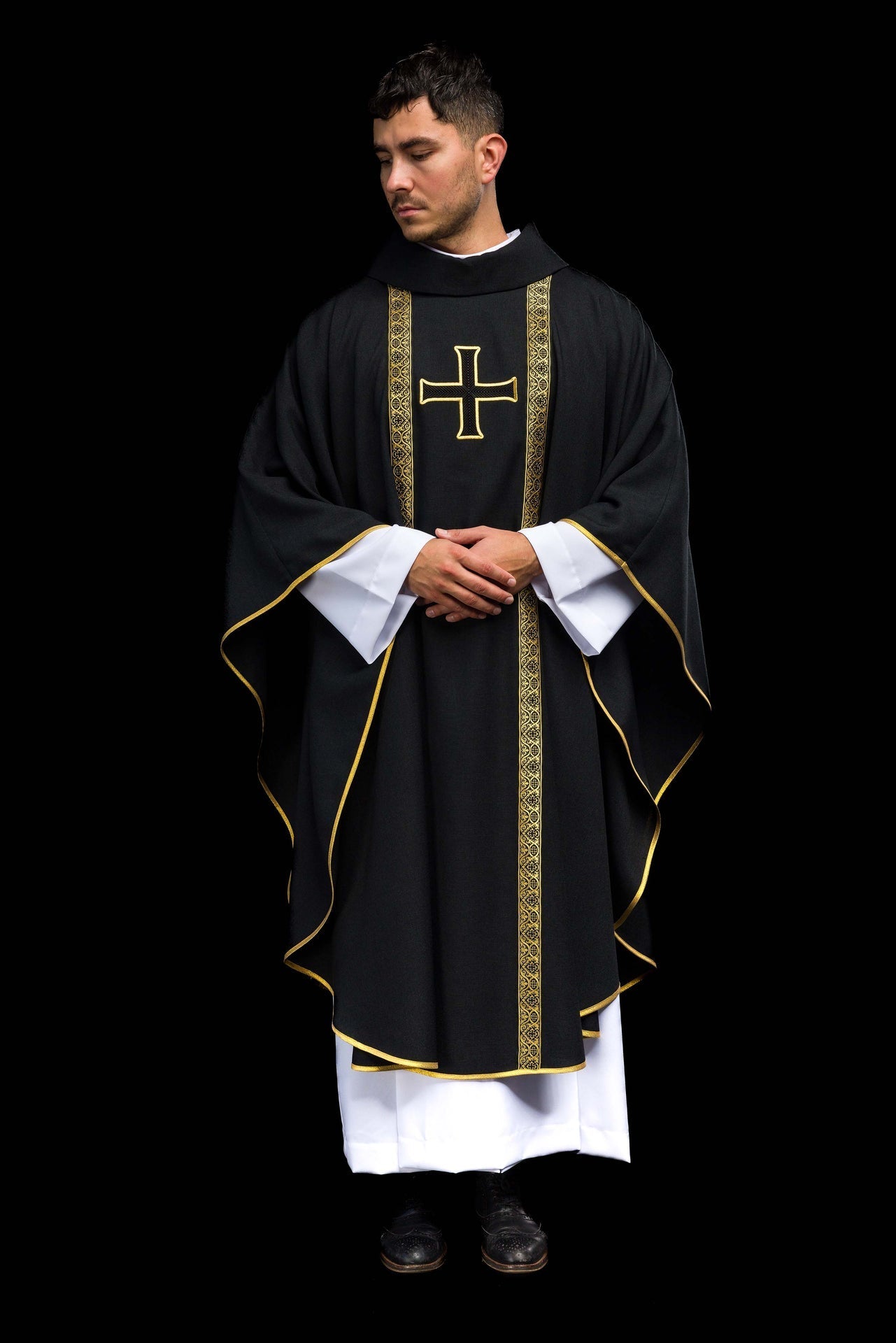 Schwarzes liturgisches Messgewand mit gesticktem Kreuz und Jacquardbändern - MESSGEWANDER.DE
