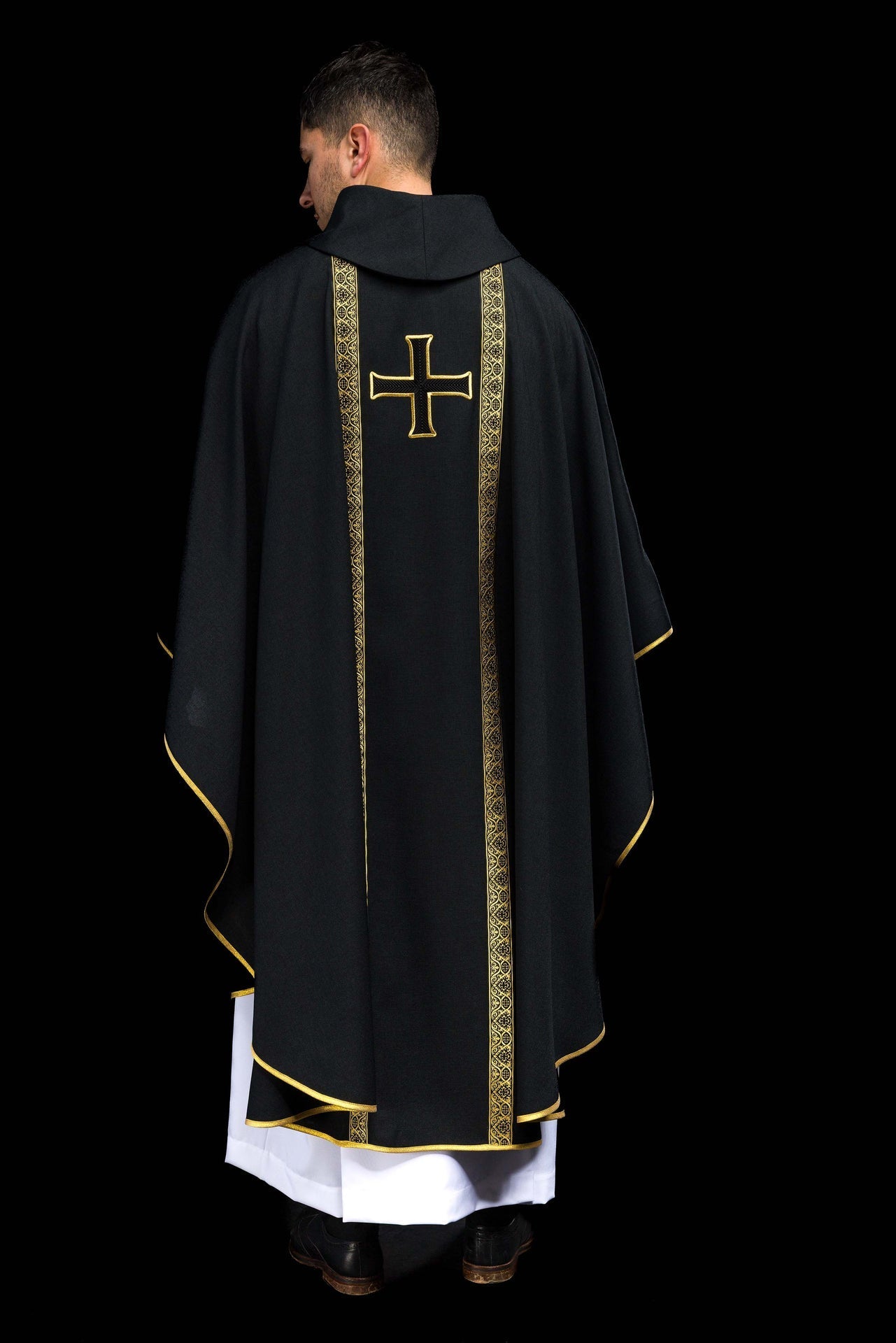 Schwarzes liturgisches Messgewand mit gesticktem Kreuz und Jacquardbändern - MESSGEWANDER.DE