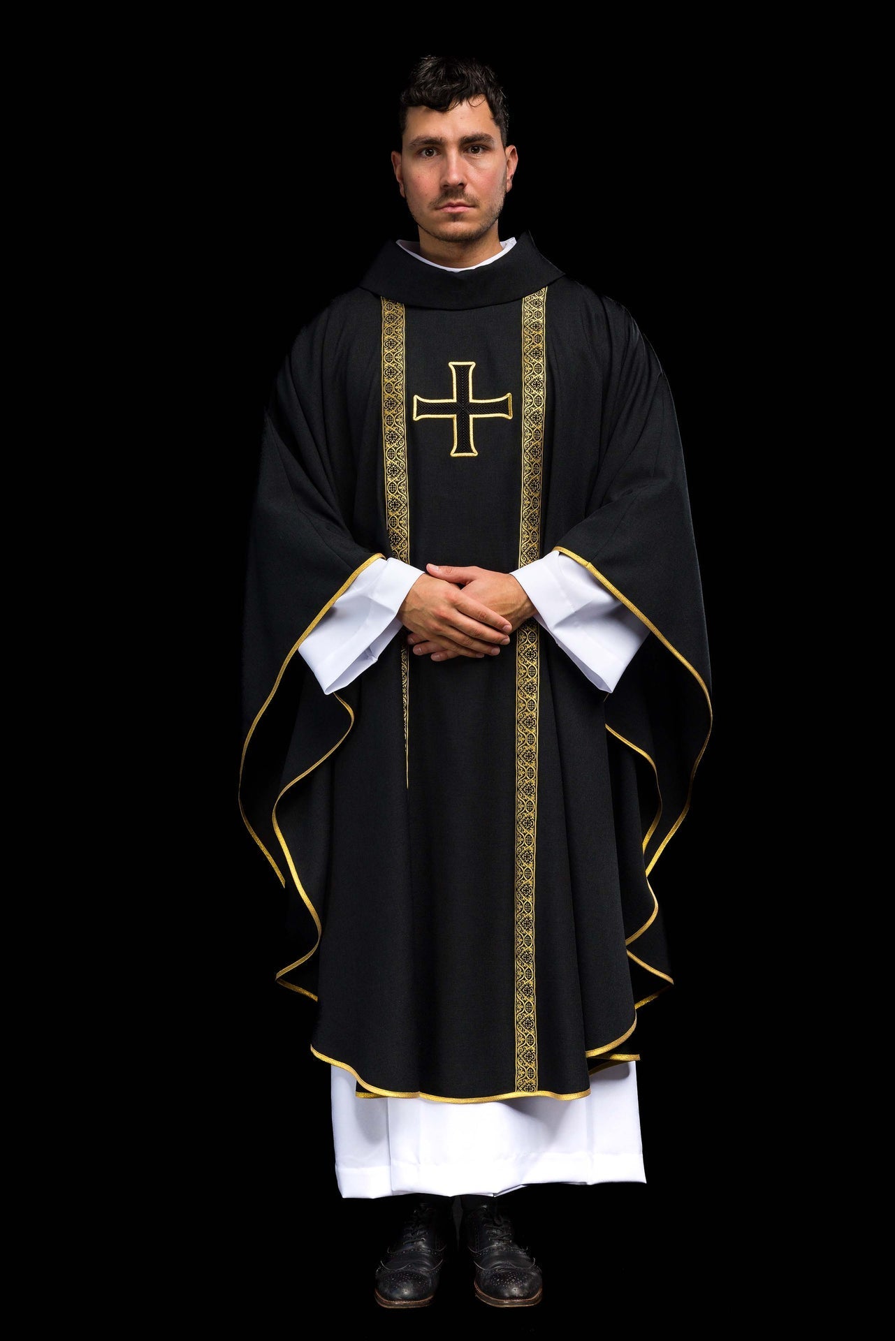 Schwarzes liturgisches Messgewand mit gesticktem Kreuz und Jacquardbändern - MESSGEWANDER.DE