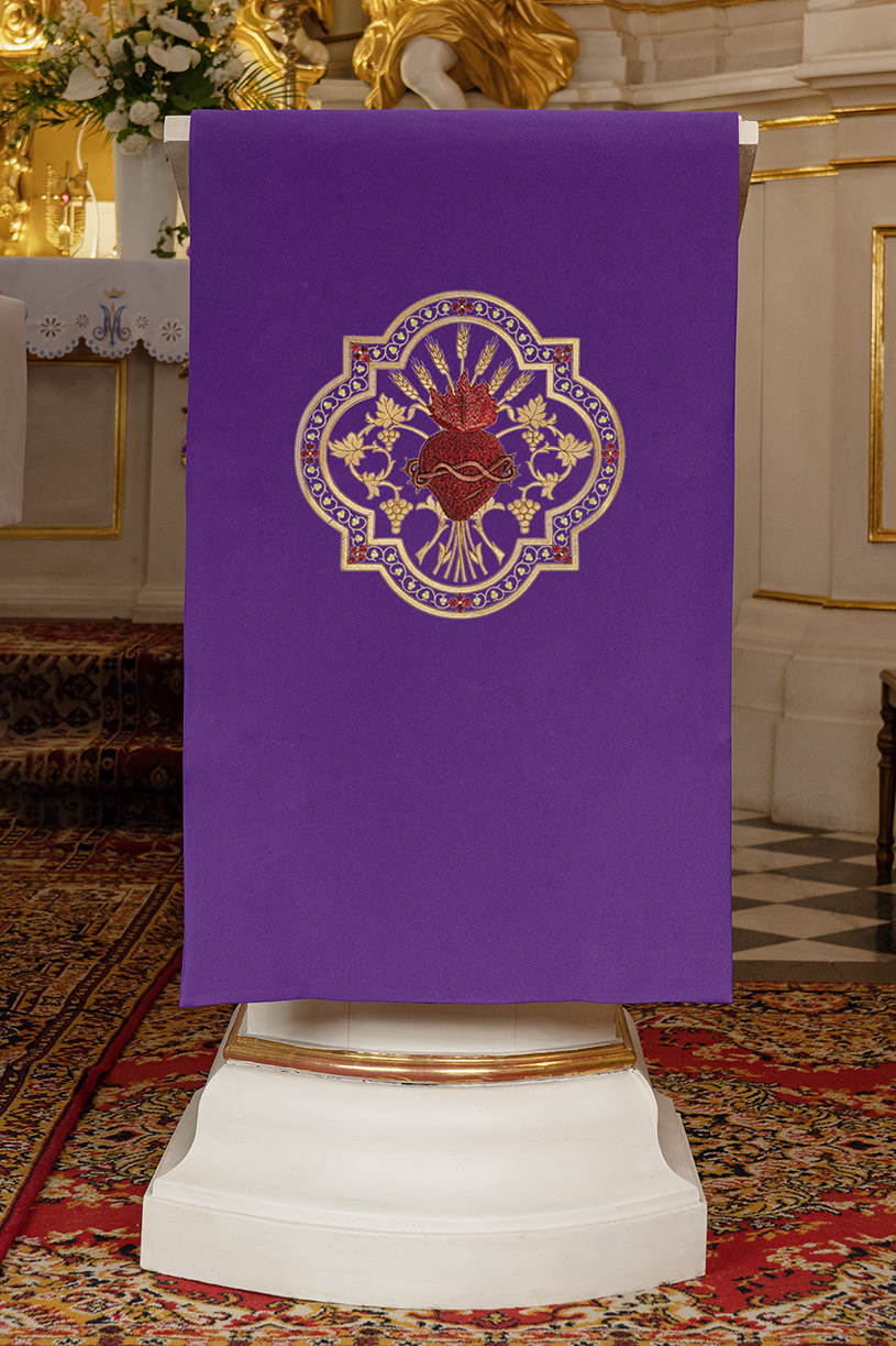 Lila besticktes Herz Jesu Christi Lektionar-Serviette