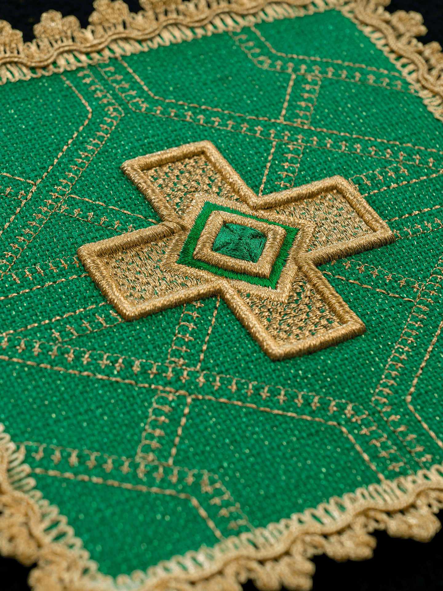 Set mit vier Pflöcken mit Goldstickerei - MESSGEWANDER.DE