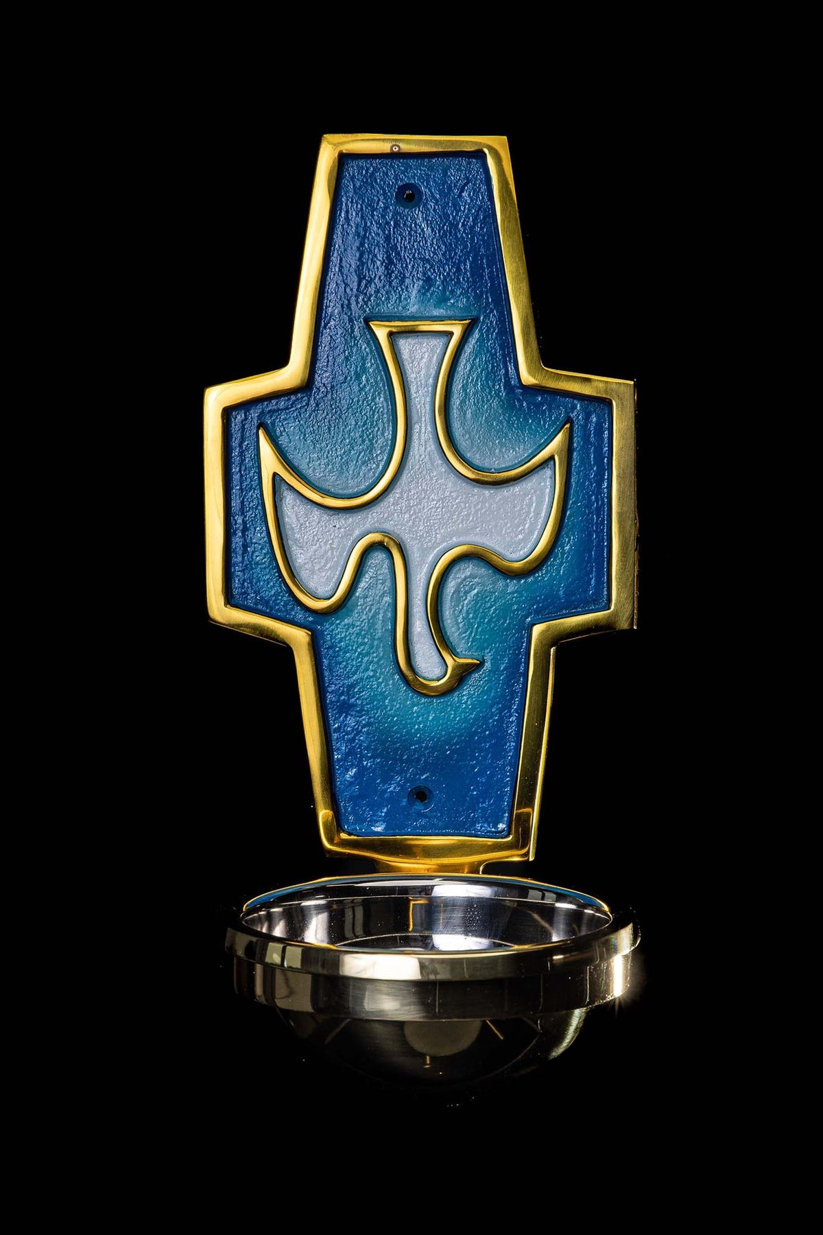 Weihwasserbecken aus Messing mit Symbol des Heiligen Geistes, Frontalansicht in Blau und Silber