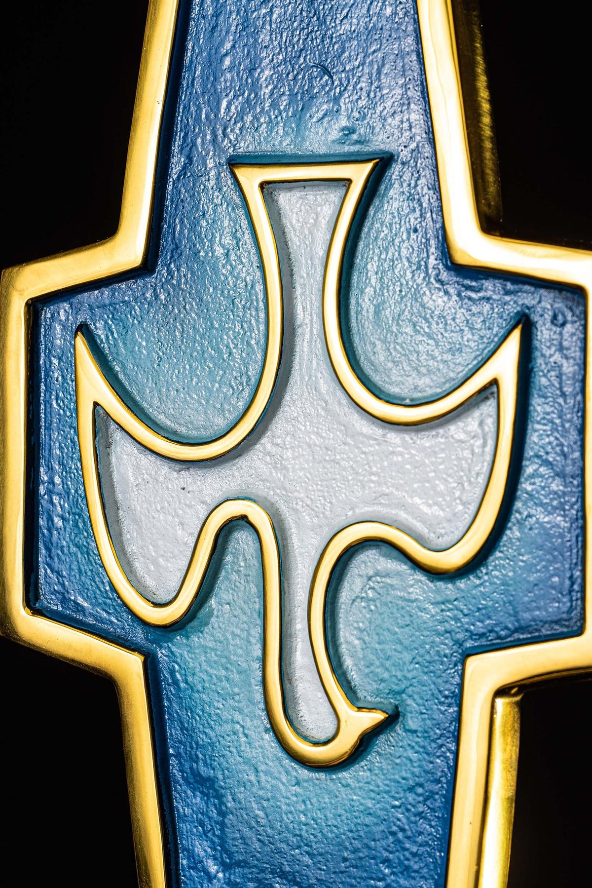 Weihwasserbecken mit Nahaufnahme des silbernen Taubensymbols und goldener Umrandung