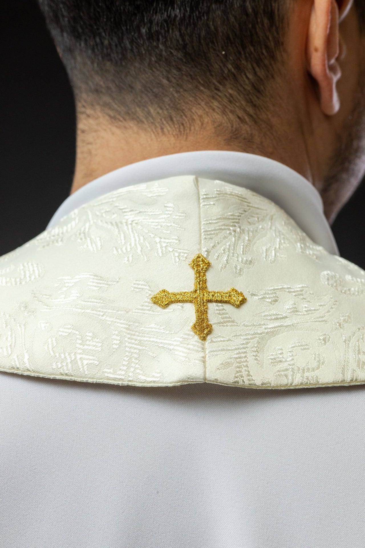 Stola aus besticktem Jacquard mit Kreuzmotiven ecru - MESSGEWANDER.DE
