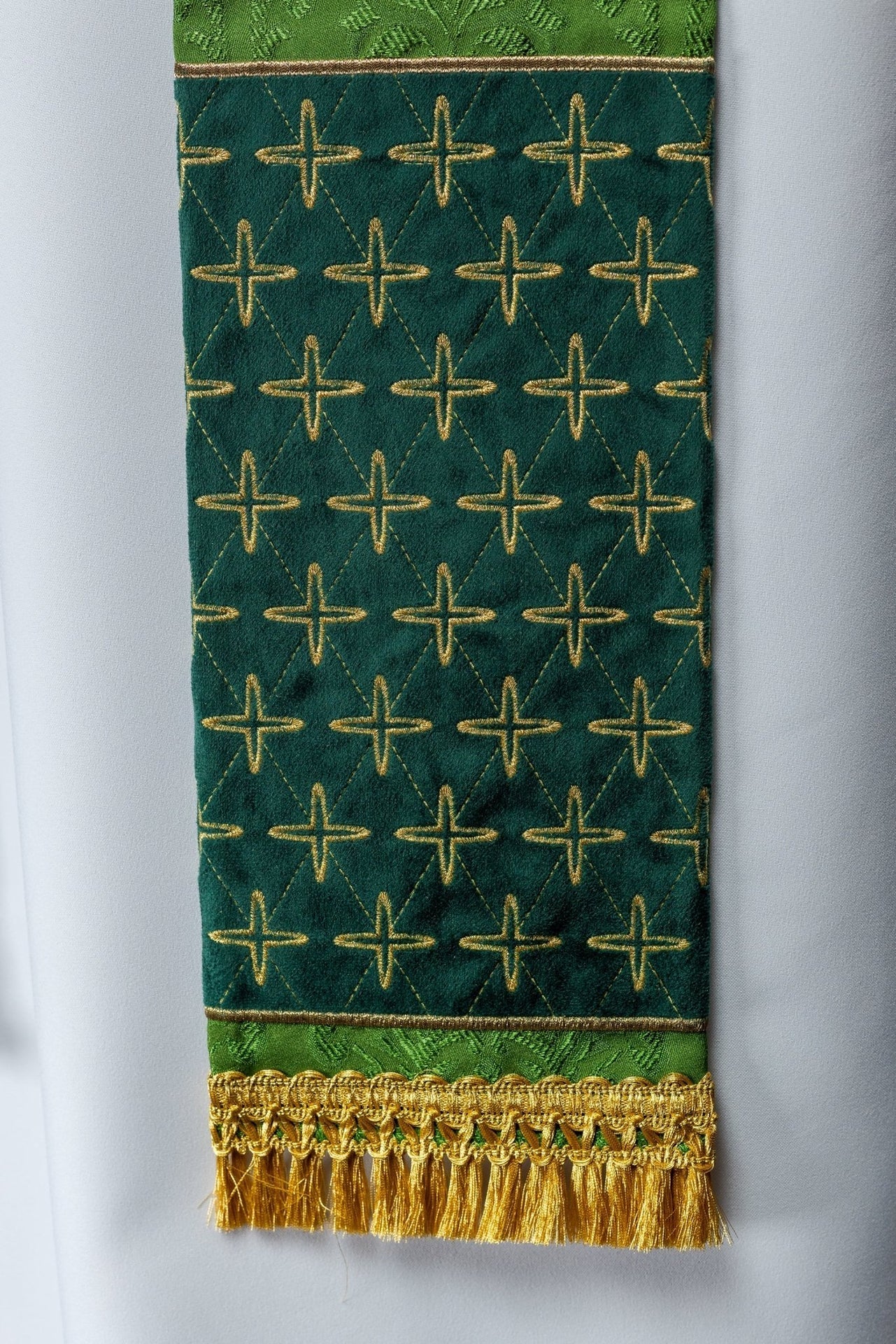 Stola aus besticktem Jacquard mit Kreuzmotiven grün - MESSGEWANDER.DE
