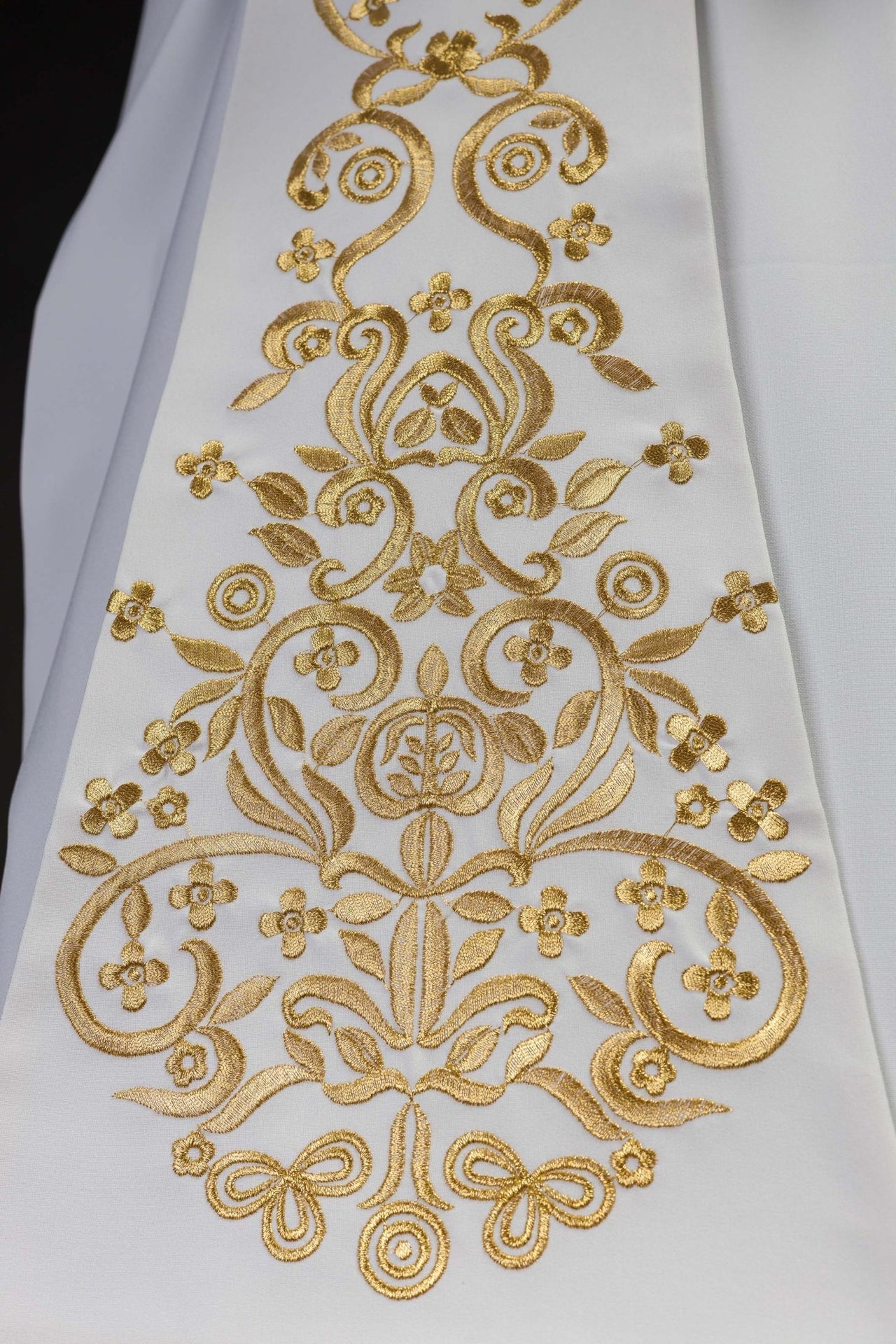 Stola des Priesters weiß gesticktes Marienmotiv mit Krone - MESSGEWANDER.DE