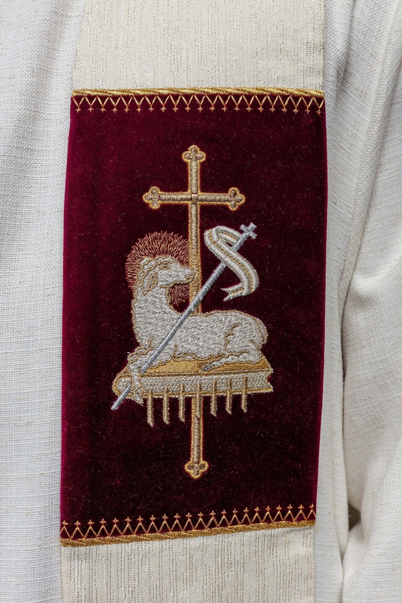 Stola mit gesticktem Lamm Gottes und JHS-Symbol - MESSGEWANDER.DE