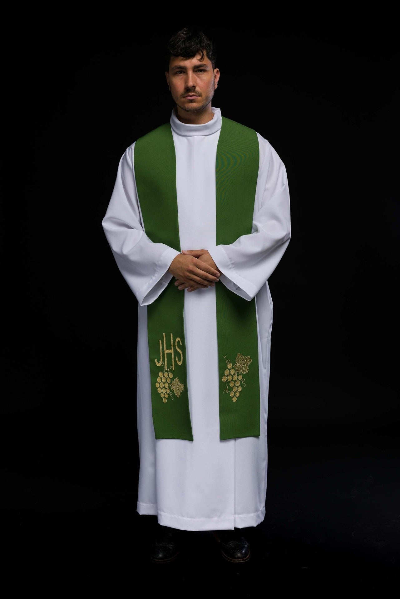 Stuła kapłańska zielona haftowana IHS z winogronami