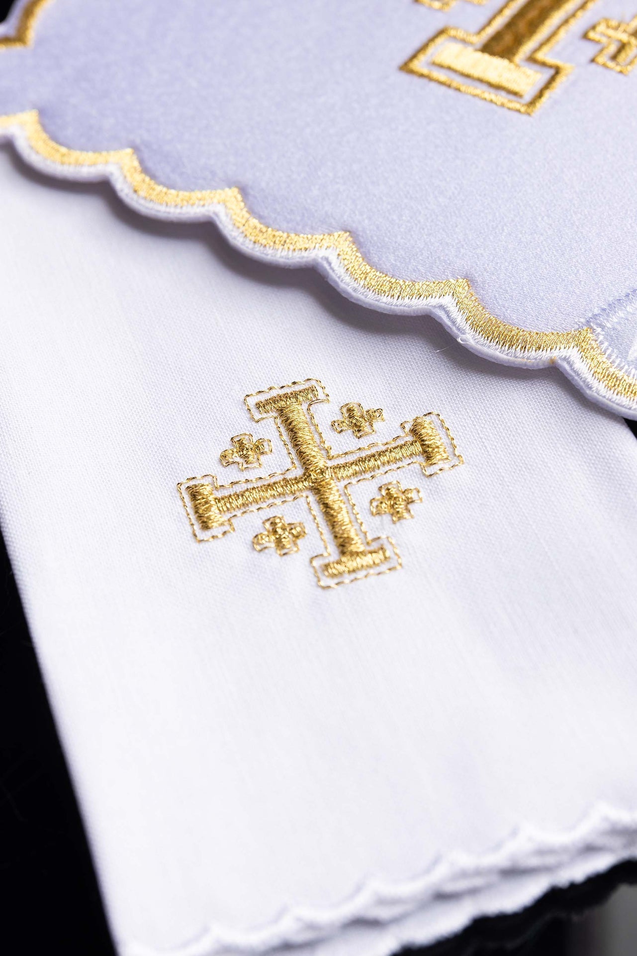Tassenset mit Kreuzstickerei weiß - MESSGEWANDER.DE