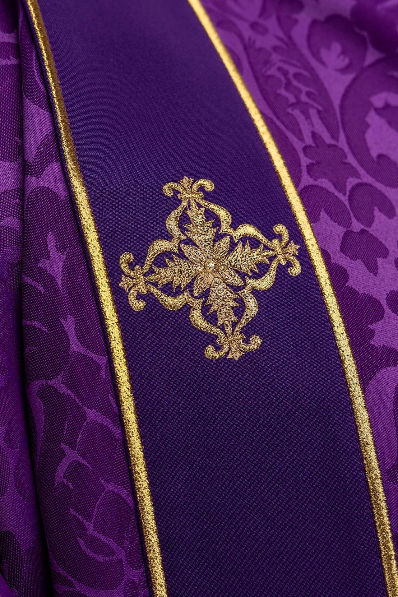 Violette Dalmatik aus Jacquard mit Borten und gestickten goldenen Kreuzen - MESSGEWANDER.DE