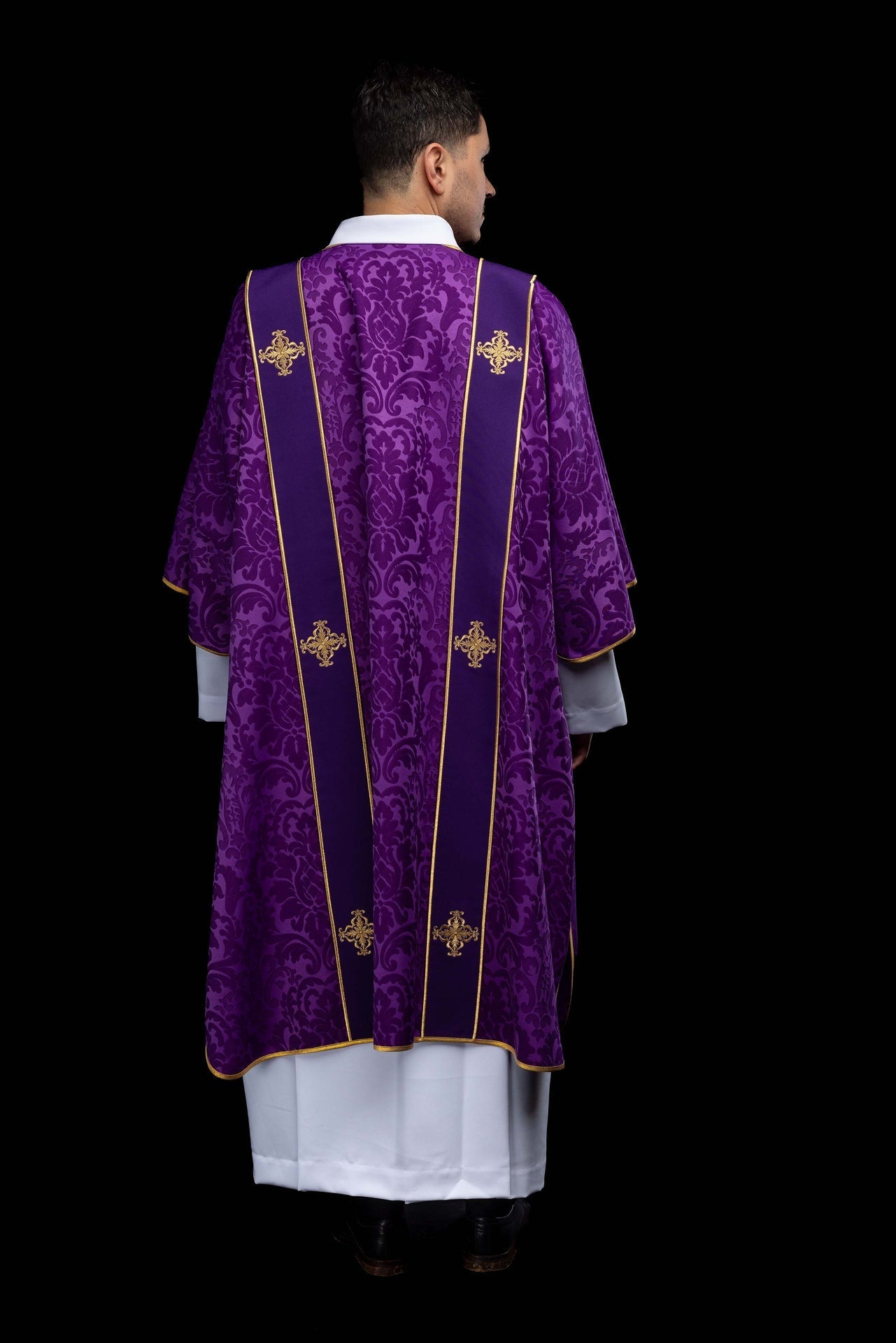 Violette Dalmatik aus Jacquard mit Borten und gestickten goldenen Kreuzen - MESSGEWANDER.DE