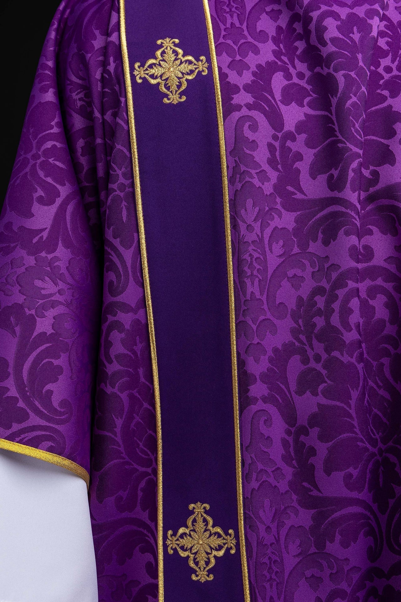 Violette Dalmatik aus Jacquard mit Borten und gestickten goldenen Kreuzen - MESSGEWANDER.DE