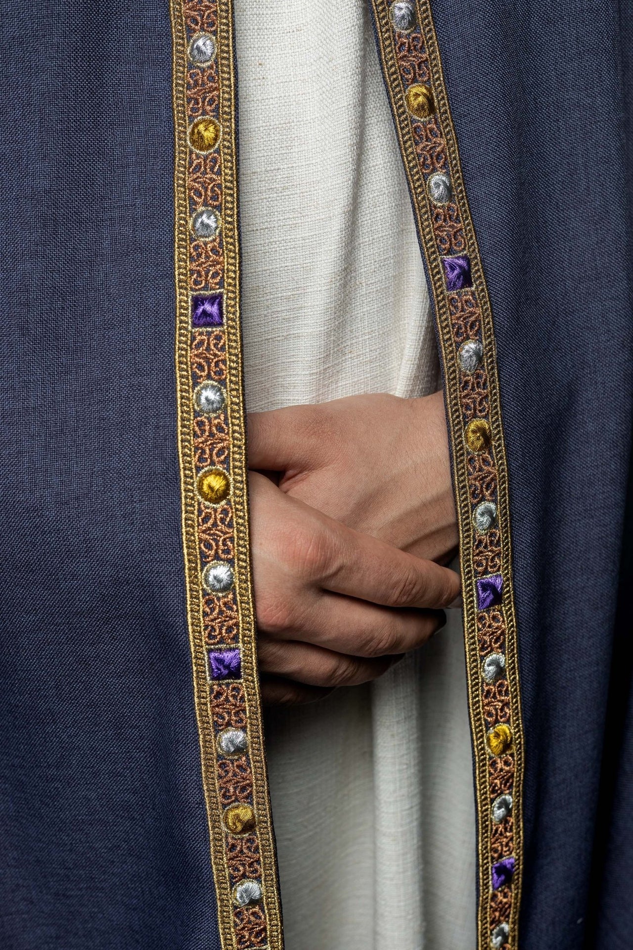 Violette liturgische Kapelle mit goldenem IHS - MESSGEWANDER.DE