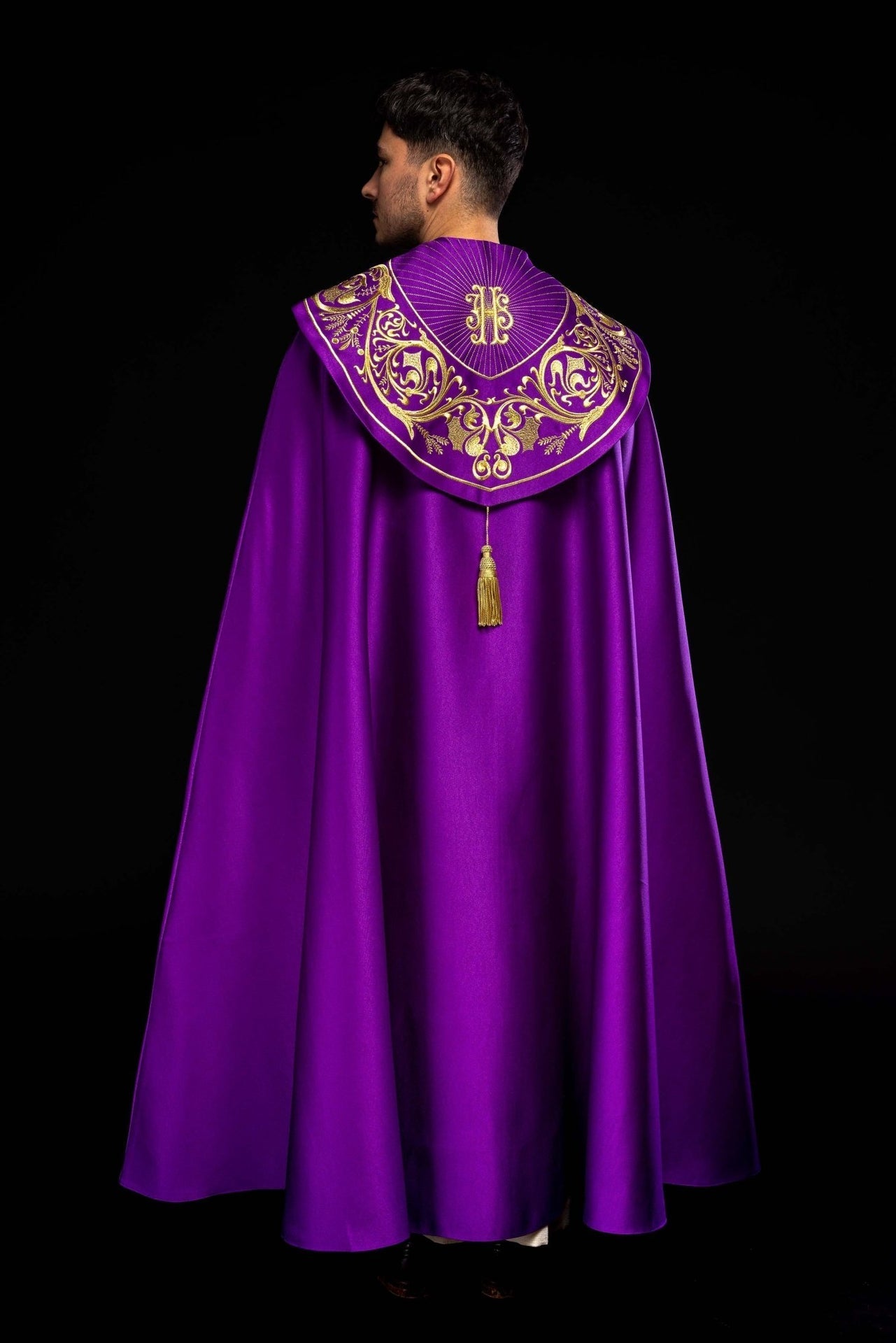 Violette liturgische Kapelle mit goldenem IHS-Monogramm - MESSGEWANDER.DE