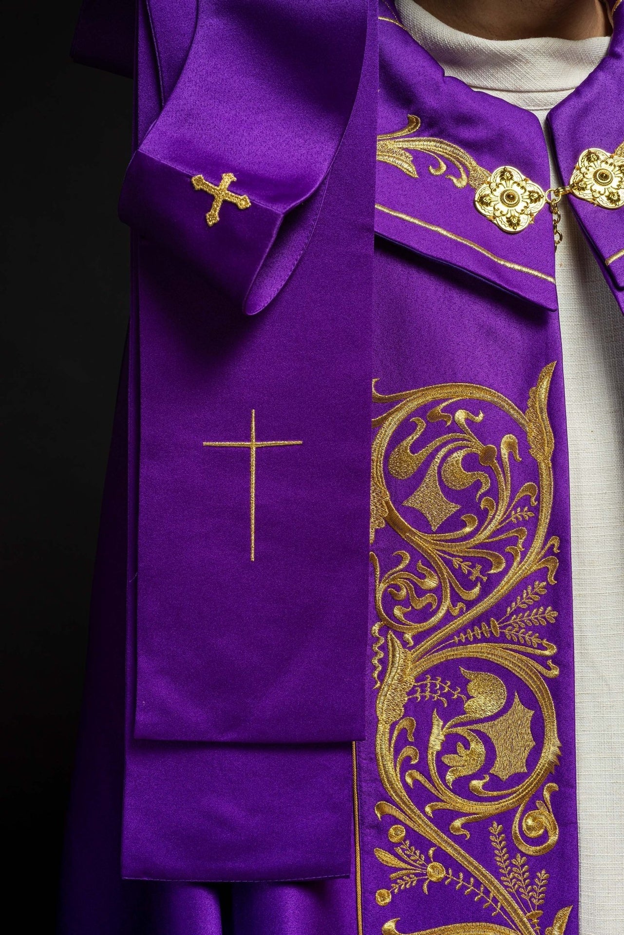 Violette liturgische Kapelle mit goldenem IHS-Monogramm - MESSGEWANDER.DE