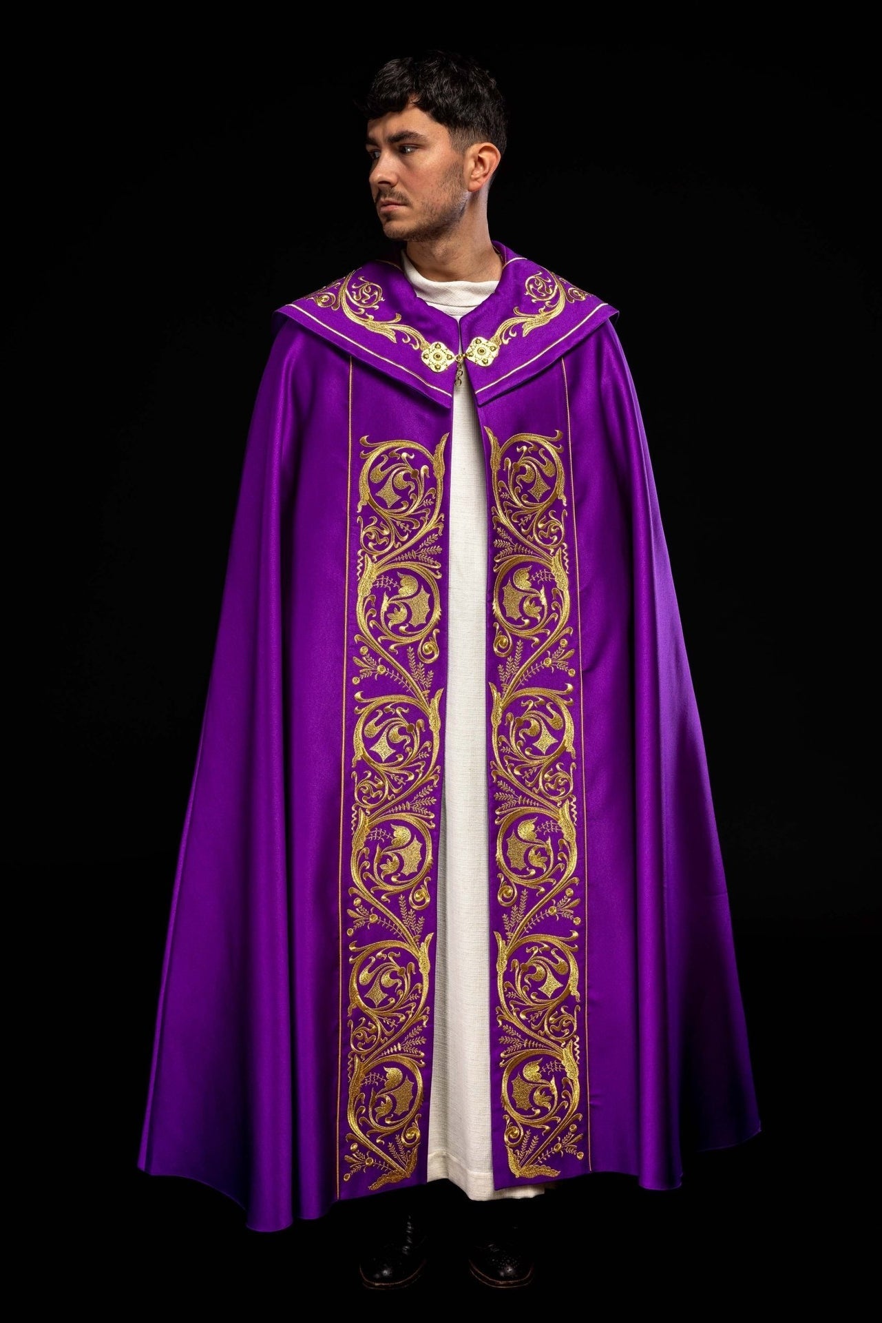 Violette liturgische Kapelle mit goldenem IHS-Monogramm - MESSGEWANDER.DE