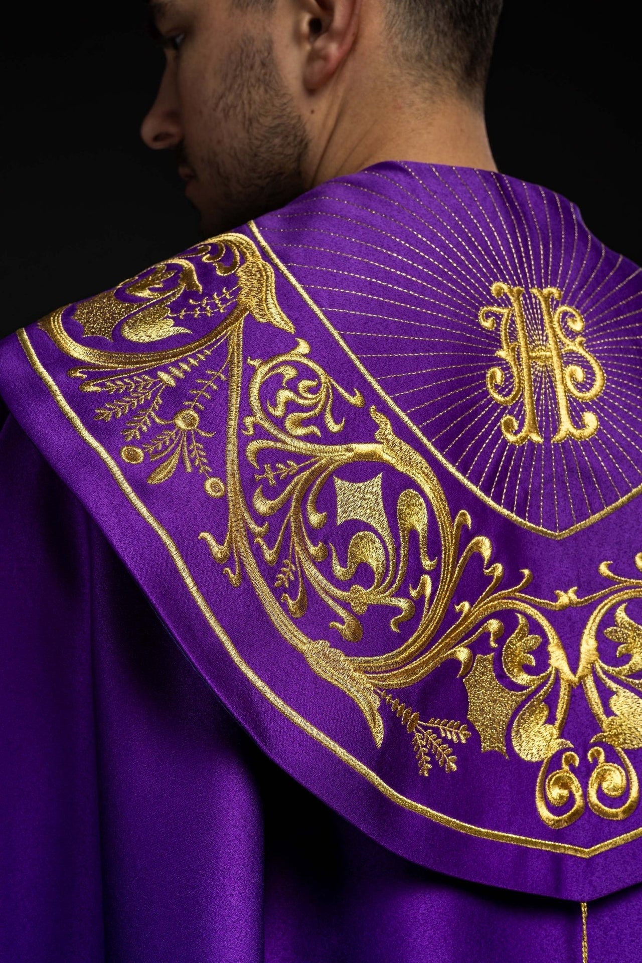 Violette liturgische Kapelle mit goldenem IHS-Monogramm - MESSGEWANDER.DE