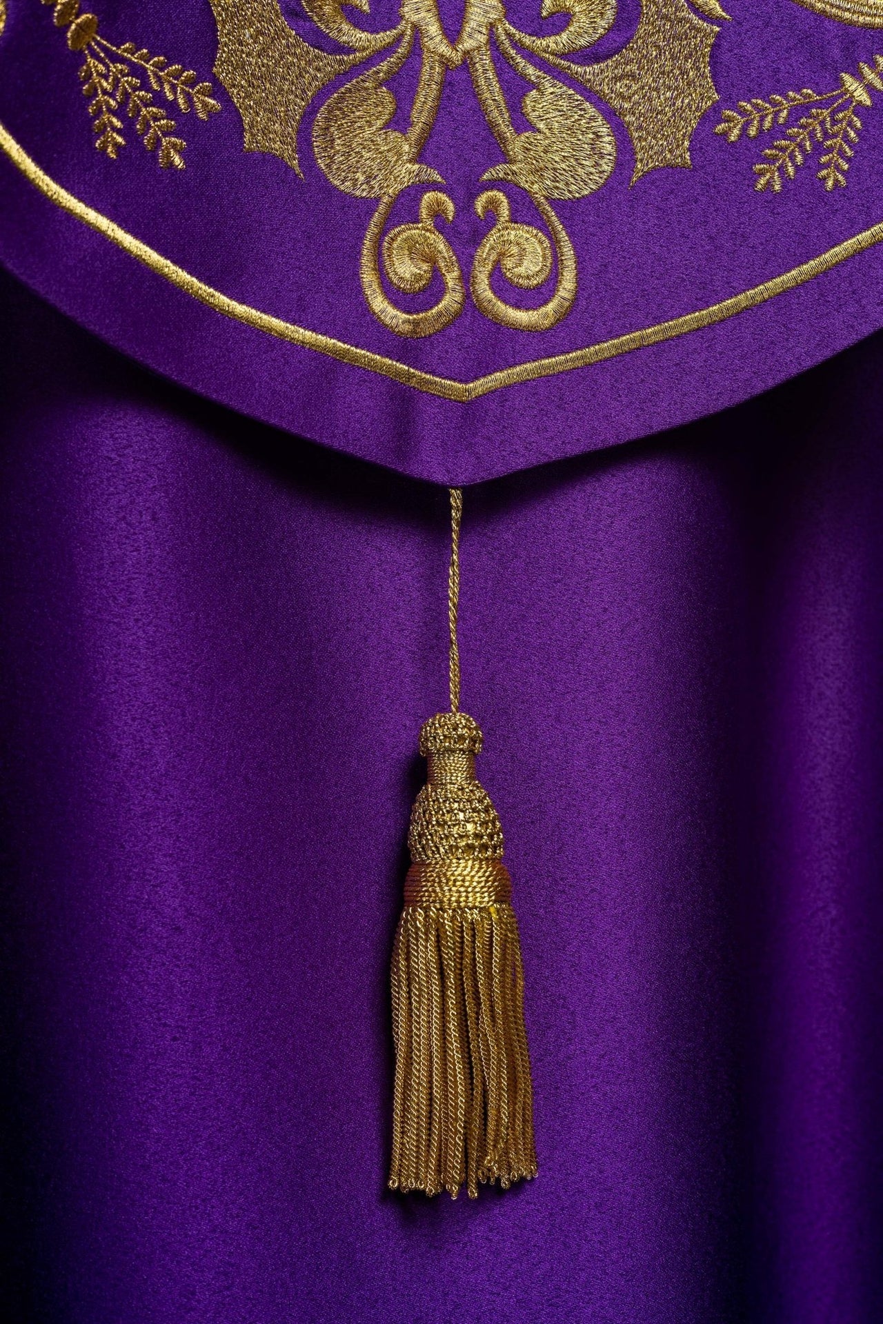 Violette liturgische Kapelle mit goldenem IHS-Monogramm - MESSGEWANDER.DE