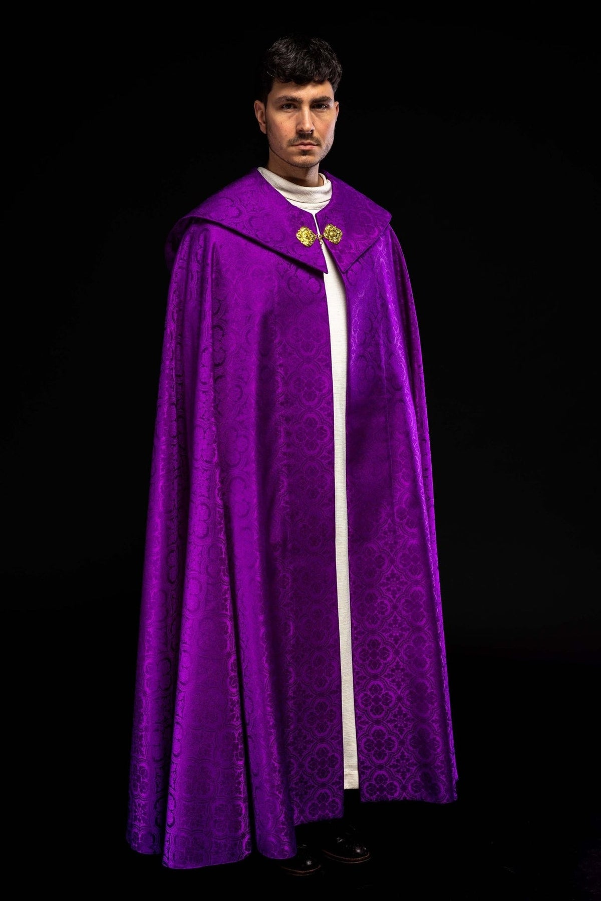 Violette liturgische Kasel aus Jacquard - MESSGEWANDER.DE