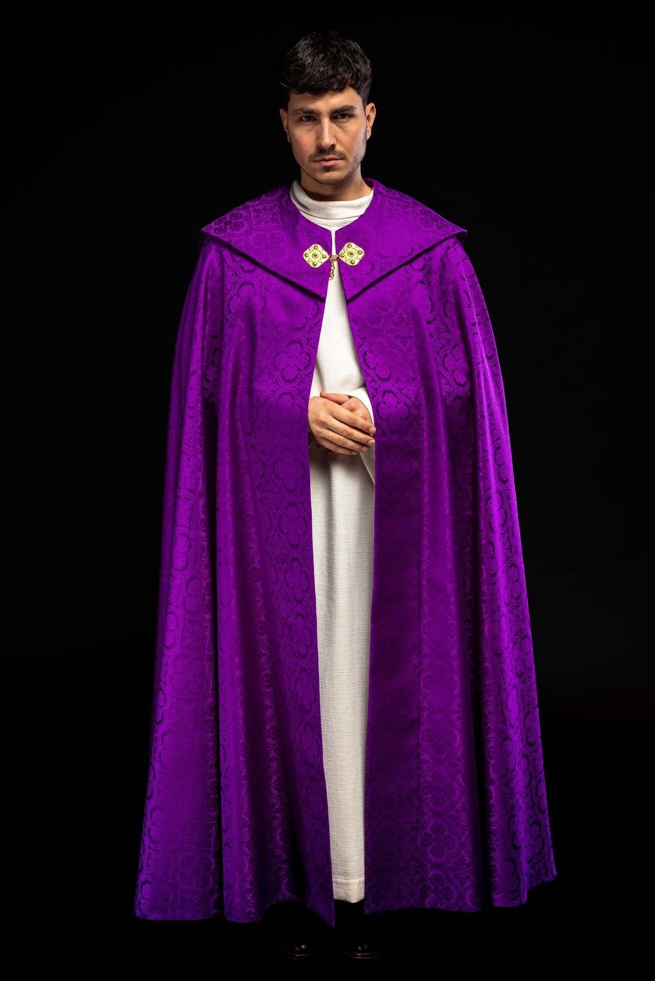 Violette liturgische Kasel aus Jacquard - MESSGEWANDER.DE