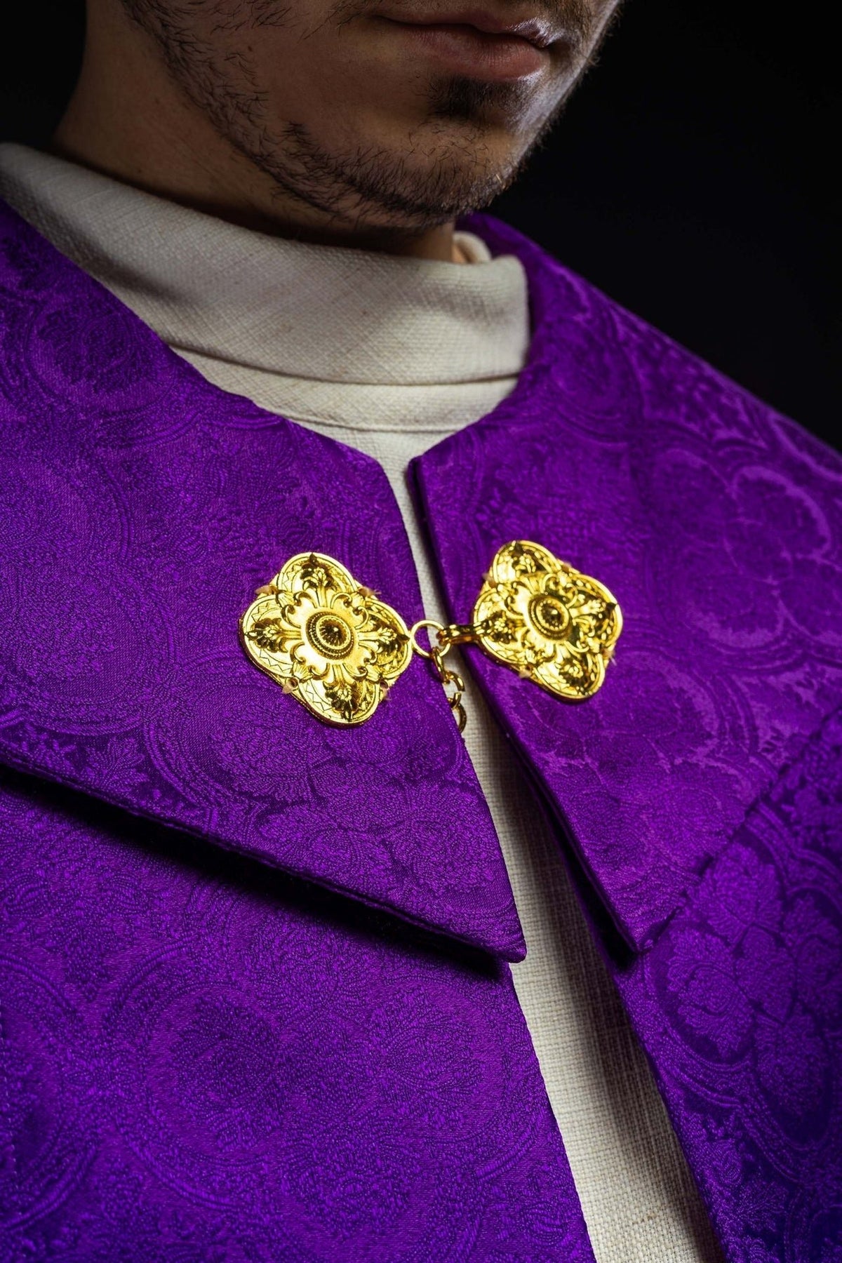 Violette liturgische Kasel aus Jacquard - MESSGEWANDER.DE