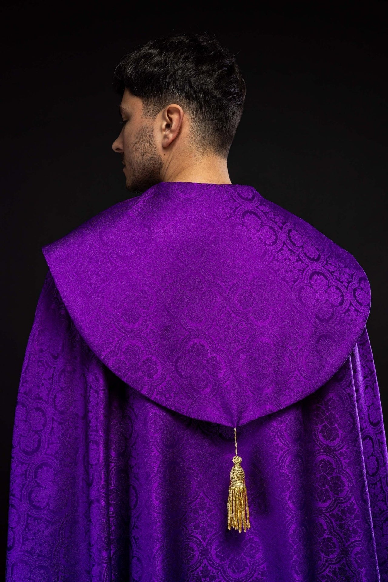 Violette liturgische Kasel aus Jacquard - MESSGEWANDER.DE