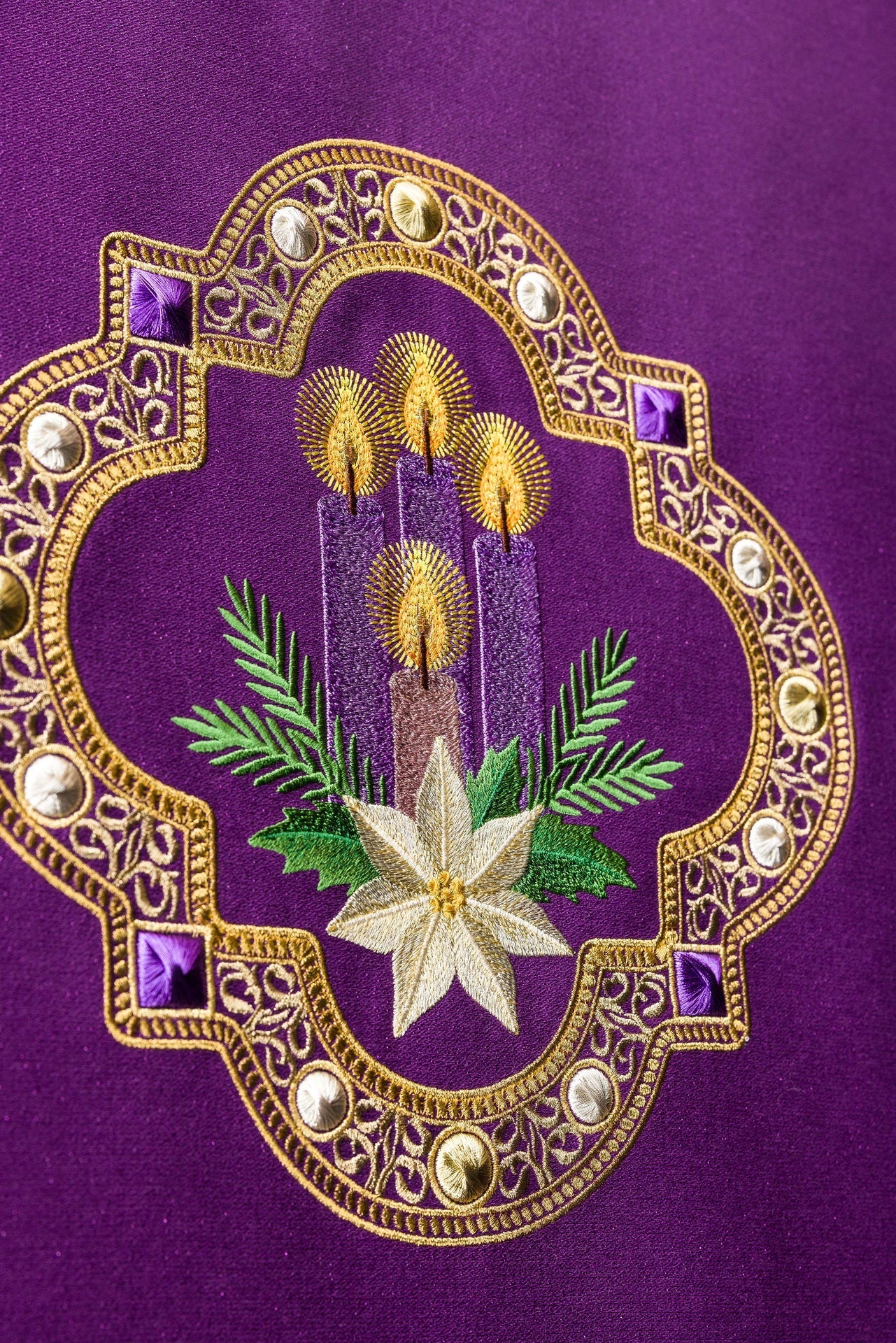 Violettes Lektorpulttuch mit adventlicher Stickerei - MESSGEWANDER.DE
