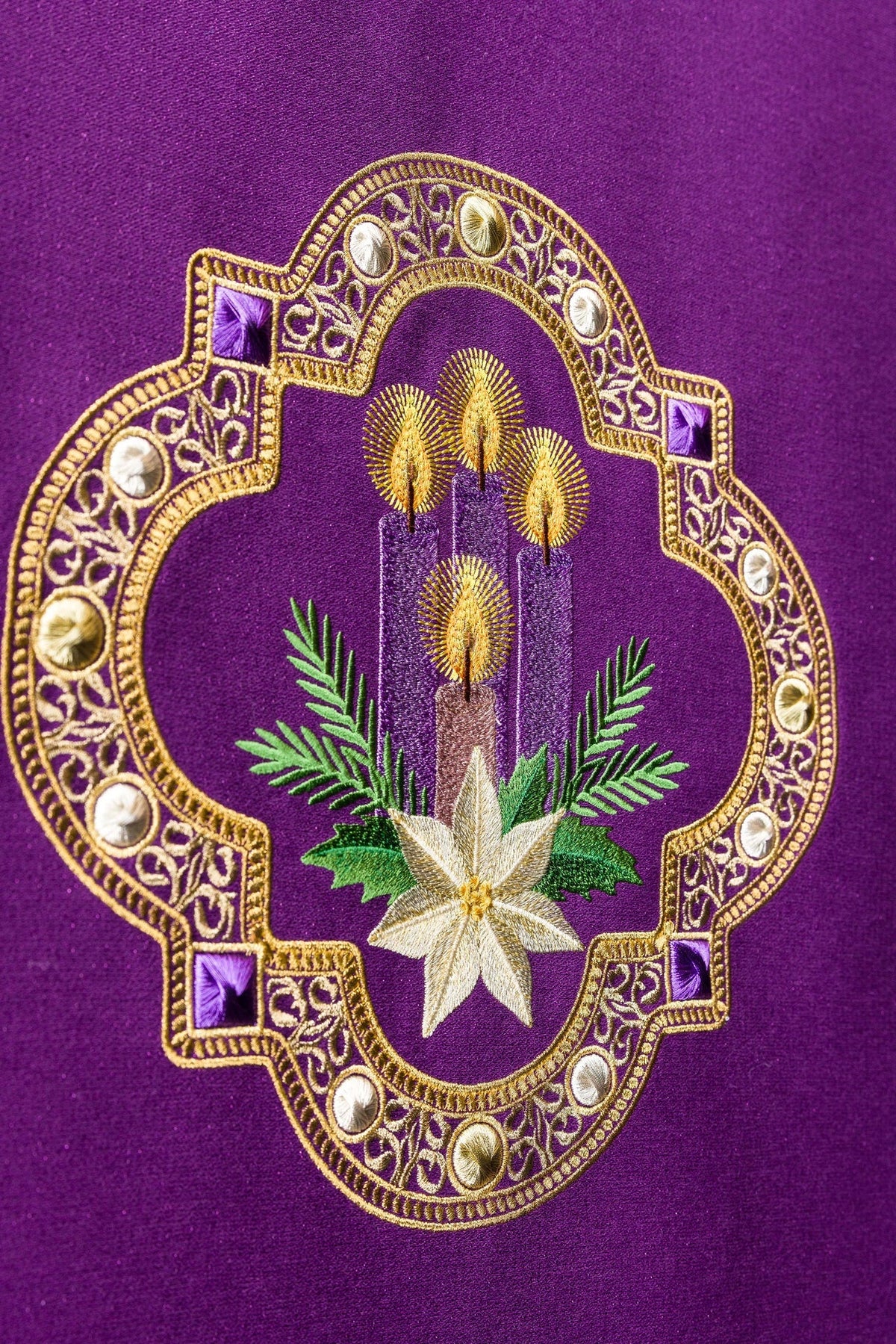 Violettes Lektorpulttuch mit adventlicher Stickerei - MESSGEWANDER.DE