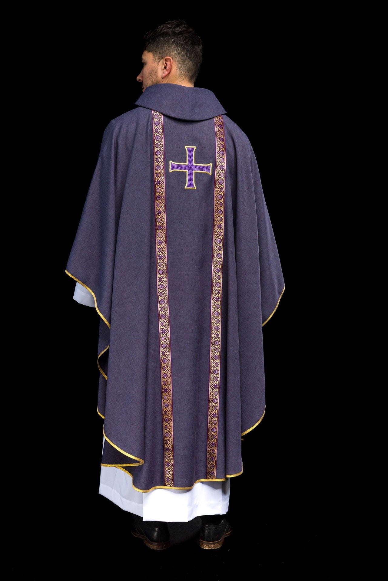 Violettes liturgisches Messgewand mit gesticktem Kreuz und Jacquardbändern - MESSGEWANDER.DE