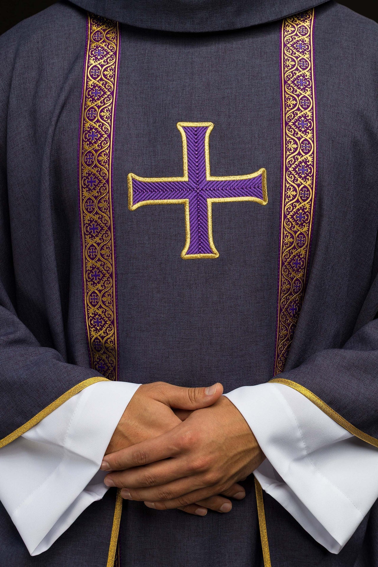Violettes liturgisches Messgewand mit gesticktem Kreuz und Jacquardbändern - MESSGEWANDER.DE