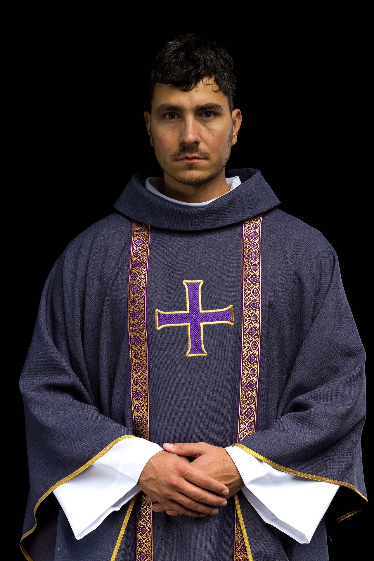 Violettes liturgisches Messgewand mit gesticktem Kreuz und Jacquardbändern - MESSGEWANDER.DE