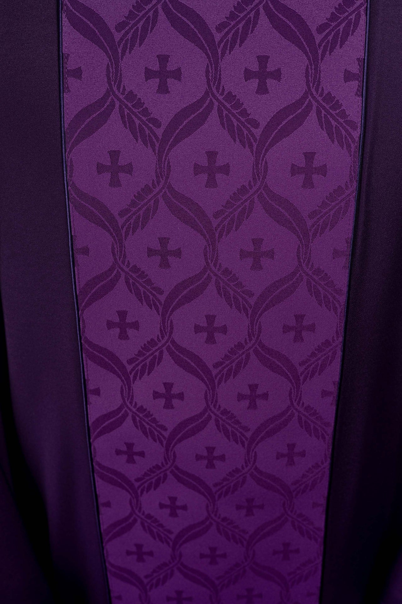 Violettes Messgewand mit Jacquard-Streifen und Kreuzmotiven - MESSGEWANDER.DE
